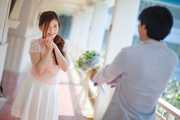 포토 JPG 해외이미지 라이프스타일 커플 여자 기념일 남자 꽃 행복 꽃다발 2 데이트 함께함 발렌타인데이 선물 사랑 사람 두명 놀람 흰색 생일 날짜 주기 약혼 제안 해외202004 해외포토 식물 감정 컬러 결혼 컨셉 관계 모션 데이이벤트 표정 이벤트 생활 약속 파일형식 이미지허브