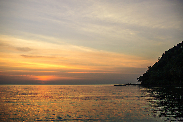 포토 JPG 해외이미지 구름 섬 자연 하늘 휴식 산 풍경 사람없음 초록색 여름 파란색 태양 노란색 일몰 새벽 휴양지 암초 내추럴 순간 수평선 해외202004 해외포토 자연요소 계절 컬러 컨셉 노을 장소 생태계 파일형식 이미지허브