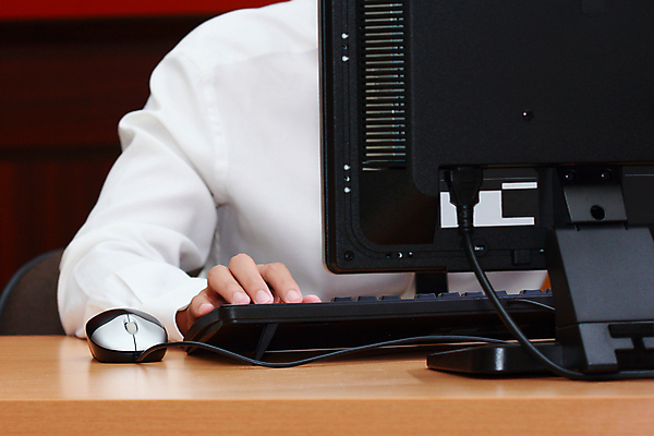 포토 JPG 해외이미지 손 남자 셔츠 손가락 노동자 실내 한명 앉기 사람없음 가로 컴퓨터 사무실 모니터 흰색 키보드 작업 쥐 책상 해외202004 해외포토 직업 1 컬러 가구 상의 비즈니스 모션 사람 내부 신체부위 전자제품 설치류 파일형식 이미지허브