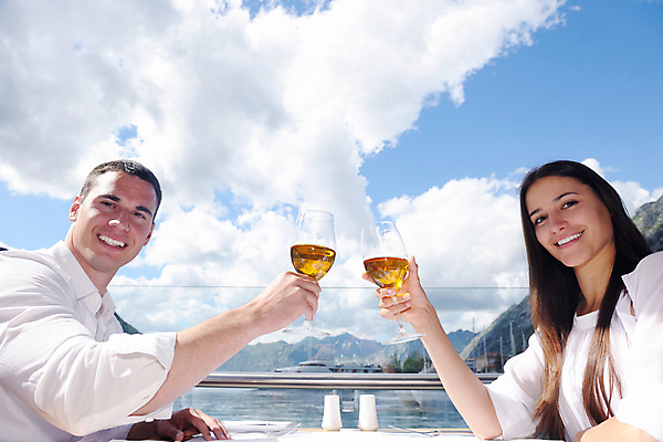 포토 JPG 해외이미지 커플 여자 남자 바다 데이트 휴식 사랑 들기 앉기 상반신 성인 야외 두명 옆모습 식당 와인 건배 연애 성인만 해외202004 해외포토 감정 뷰포인트 컨셉 관계 모션 주류 사람 상점 파일형식 이미지허브