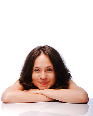 포토 JPG 해외이미지 1 학생 응시 옷 여자 행복 얼굴 백그라운드 한명 미소 사람 앉기 20대 성인 청춘 갈색 머리 유행 어깨 사춘기 지능 유일 해외202004 해외포토 시선 감정 컬러 컨셉 모션 표정 청년 신체부위 파일형식 이미지허브