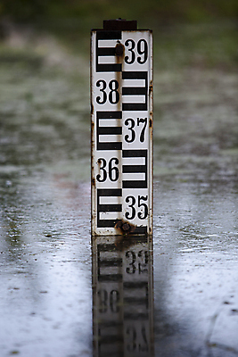 포토 JPG 해외이미지 응시 호수 발 표시 표면 그래프 거리 자 사람없음 물 강 숫자 환경 저수지 계산 큼 댐 홍수 측정 눈금 가뭄 봉 계량기 깊이 인치 해외202004 해외포토 자연요소 문자 시선 공공시설 날씨 문구용품 신체부위 크기 자연재해 파일형식 이미지허브
