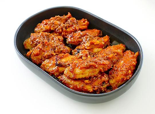 포토 JPG 해외이미지 전통 접시 음식 백그라운드 날개 손가락 새로움 주택 육류 요리 사람없음 빨간색 파란색 갈색 파티 주방 식당 식사 저녁식사 치킨 샐러드 튀김 신선 사발 황금 달콤 굽기 향신료 준비 매움 날것 점심식사 핸드메이드 해외202004 해외포토 식기 손 컬러 컨셉 식재료 이벤트 건물 상점 사기그릇 맛 구이 닭고기요리 향미료 파일형식 이미지허브