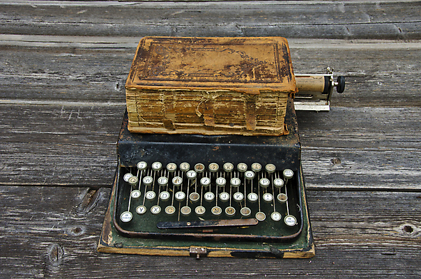 포토 JPG 해외이미지 종이 백그라운드 컨셉 비즈니스 아이디어 사람없음 목재 책 사무실 금속 검은색 성경 기계 수확 골동품 덮개 키보드 클래식 편지 작가 심볼 향수 오브젝트 부식 복고 비서 타자기 타입 옛날 철강 출판 편지쓰기 해외202004 해외포토 나무 직업 컬러 농업 재료 종교용품 재질 화장품 뚜껑 기록 파일형식 이미지허브