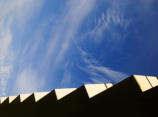 포토 JPG 해외이미지 구름 건축물 선 벽 건축양식 창문 하늘 부동산 추상 아파트 주택 사람없음 건물 파란색 노란색 검은색 블록 재산 플랫 모서리 가장자리 삼각형 건축가 묘사 정사각형 심플 각도 날카로움 단계 대각선 평행 지그재그 진짜 콘크리트 특별함 해외202004 해외포토 자연요소 도형 직업 건축 컬러 컨셉 무늬 금융 둘레 파일형식 이미지허브
