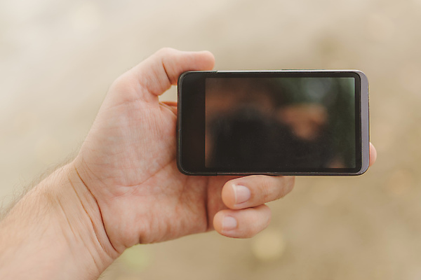 포토 JPG 해외이미지 손 남자 여행 인터넷 통신 모바일 무선통신 휴가 사람없음 야외 전자제품 스마트폰 핸드폰 스크린 잡기 네트워크 이메일 어플리케이션 연결 무선전화기 전화기 네비게이션 GPS 해외202004 해외포토 모션 사람 신체부위 스마트기기 파일형식 이미지허브