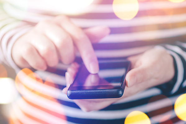 포토 JPG 해외이미지 백인 라이프스타일 손 여자 인터넷 통신 창문 아침 모바일 성인 사람없음 일상 전자제품 스마트폰 핸드폰 햇빛 맑음 전화기 보케 온라인 타입 문자메시지 터치스크린 해외202004 해외포토 주간 서양인 날씨 사람 라이프 생활 신체부위 스마트기기 태양 메시지 파일형식 이미지허브