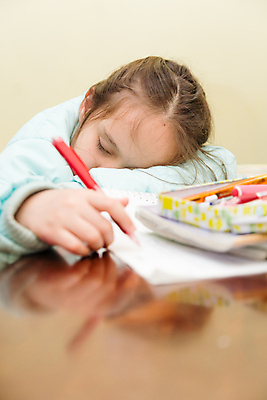 포토 JPG 해외이미지 백인 1 학생 여학생 여자 교육 어린이 학교 피곤 한명 사람 책 스터디 중국 잠 떨어짐 8 혼혈 해외202004 해외포토 서양인 아시아 컨셉 학습 숫자 다문화 파일형식 이미지허브