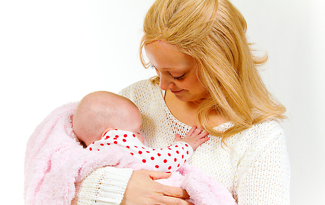 포토 JPG 해외이미지 스튜디오촬영 커플 딸 가족 엄마 사람 두명 육아 흰색 아기 신생아 잡기 그룹 싱글 흰배경 고립 해외202004 해외포토 컬러 백그라운드 관계 모션 실내 파일형식 이미지허브