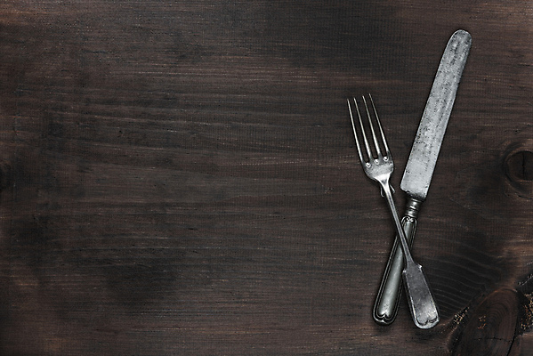 포토 JPG 해외이미지 식기 포크 탁자 사람없음 빛 세트 갈색 금속 주방 식당 공백 골동품 칼 우아함 은색 스크래치 파운드 교차 구성 구식 카피스페이스 해외202004 해외포토 컬러 가구 컨셉 돈 재질 상점 파일형식 이미지허브