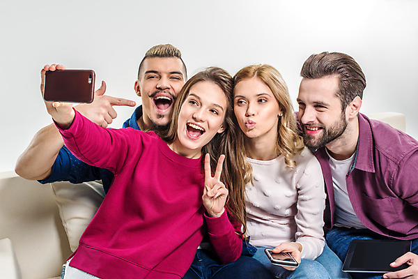 포토 JPG 해외이미지 여자 남자 실내 미소 들기 앉기 여러명 상반신 성인 친구 스마트폰 소파 우정 기쁨 다리꼬기 셀프카메라 즐거움 흰배경 브이 성인만 해외202004 해외포토 감정 다수 백그라운드 의자 관계 모션 표정 사람 손짓 내부 핸드폰 스마트기기 사진촬영 흰색 파일형식 이미지허브