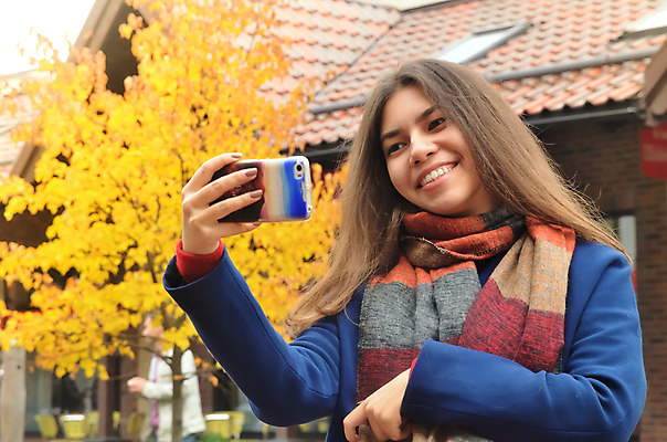 포토 JPG 해외이미지 1 학생 라이프스타일 여자 행복 포즈 모바일 거리 갈색머리 기술 한명 서기 미소 웃음 동양인 20대 성인 야외 스마트폰 핸드폰 맑음 가을 잡기 도시 스타일 해외202004 해외포토 헤어스타일 계절 감정 모션 날씨 표정 사람 인종 청년 생활 전자제품 스마트기기 파일형식 이미지허브