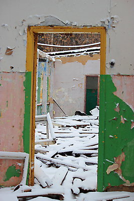 포토 JPG 해외이미지 산업 벽 겨울 건축양식 창문 벽돌 주택 사람없음 야외 건물 문 손상 도시 쓰레기 파편 위험 땅 버리기 전쟁 먼지 장면 충격 타운 낭비 구식 그런지 깨짐 방치 썩음 옛날 재앙 지진 콘크리트 파멸 해외202004 해외포토 건축물 계절 건축 컨셉 모션 자연재해 파일형식 소멸 이미지허브