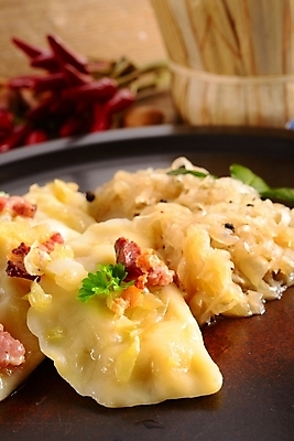 포토 JPG 해외이미지 전통 접시 유럽 음식 백그라운드 잎 크리스마스 다이어트 재료 자연 감자 독일 건강 육류 돼지고기 요리 사람없음 빨간색 주방 식당 검은색 식사 저녁식사 버섯 흰색 시골 신선 뜨거움 소시지 햄 지역 베이컨 광택 폴란드 경단 페스츄리 해외202004 해외포토 식물 식기 기념일 나라 빵 컬러 채소 식재료 상점 가공식품 생태계 파일형식 이미지허브