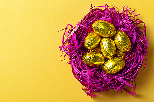 포토 JPG 해외이미지 전통 디자인 계절 종이 분홍색 백그라운드 컨셉 휴가 부활절 사람없음 장식 빛 컬러풀 노란색 초콜릿 계란 축제 봄 축하 그룹 황금 닫기 둥지 정상 다발 은박지 슛 구성 해외202004 해외포토 기념일 컬러 모션 디저트 알 파일형식 이미지허브