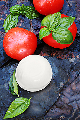 포토 JPG 해외이미지 스튜디오촬영 음식 잎 토마토 재료 공 치즈 건강 사람없음 세로 하이앵글 우주 사진촬영 이탈리아 샐러드 젖음 시골 신선 원형 지중해 허브 그림 유기농 슛 성분 바질 그리스인 모짜렐라치즈 석판 카프레제 카피스페이스 해외202004 해외포토 도형 서양인 식물 웰빙 유럽 바다 뷰포인트 채소 유제품 실내 촬영 공백 파일형식 이미지허브