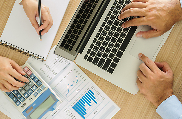 포토 JPG 해외이미지 직업 라이프스타일 남자 비즈니스 통신 손가락 성공 그래프 실내 관리 설명 사람 사람없음 금융 컴퓨터 사무실 스크린 자료 정보 가리킴 타이핑 키보드 비즈니스맨 발표 계획 정상 분석 보고서 투자 추천 보여주기 시트 패드 진행 계좌 마케팅 서류판 프로젝트 해외202004 해외포토 손 컨셉 모션 손짓 내부 생활 경제 전자제품 사무용품 직장인 파일형식 이미지허브