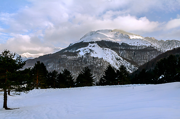 포토 JPG 해외이미지 계절 공원 여행 백그라운드 겨울 자연 하늘 휴가 산 풍경 사람없음 야외 환경 냉동 얼음 추위 흰색 스페인 숲 서리 내추럴 눈내림 해외202004 해외포토 자연요소 공공시설 유럽 컬러 눈_날씨 생태계 파일형식 이미지허브