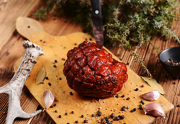 포토 JPG 해외이미지 음식 백그라운드 잎 뿔 육류 돼지고기 사람없음 목재 주방 어둠 시골 신선 양념 맛 숲 책상 향신료 준비 햄 사냥 베이컨 훈제 내추럴 옛날 핸드메이드 향나무 해외202004 해외포토 나무 식물 가구 컨셉 식재료 재료 향미료 파일형식 이미지허브