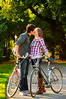 포토 JPG 해외이미지 커플 길 2 가족 관계 자국 결혼식 키스 사랑 사람 야외 두명 세로 자전거 사이클링 해외202004 해외포토 감정 결혼 바이크 육상스포츠 애정표현 파일형식 이미지허브