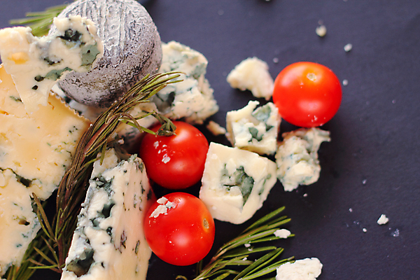 포토 JPG 해외이미지 음식 조각 토마토 부분 치즈 종류 사람없음 빨간색 초록색 검은색 식사 어둠 그물 A 로즈메리 백리향 숙성 해외202004 해외포토 알파벳 컬러 채소 유제품 허브 파일형식 이미지허브