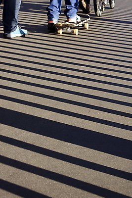 포토 JPG 해외이미지 선 신발 패턴 발 그림자 사람없음 신체부위 빛 줄무늬 스케이트보드 보행자 보행로 지하 콘크리트 특별함 해외202004 해외포토 길 컨셉 무늬 사람 보드_스포츠 파일형식 이미지허브