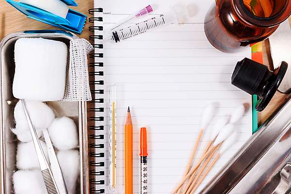 포토 JPG 해외이미지 직업 과학 백그라운드 컨셉 청진기 탁자 건강 병원 주사기 안전 사람없음 사무실 알약 펜 공책 진료 장비 간호사 의사 흰색 도구 면 업무 수술 닫기 맥박 온도계 플라스틱 책상 오브젝트 테이프 치수 튜브 고립 복용 진짜 해외202004 해외포토 컬러 가구 비즈니스 의학 의료기기 모션 재질 문구용품 치료 필기구 약 의료진 작업 파일형식 이미지허브