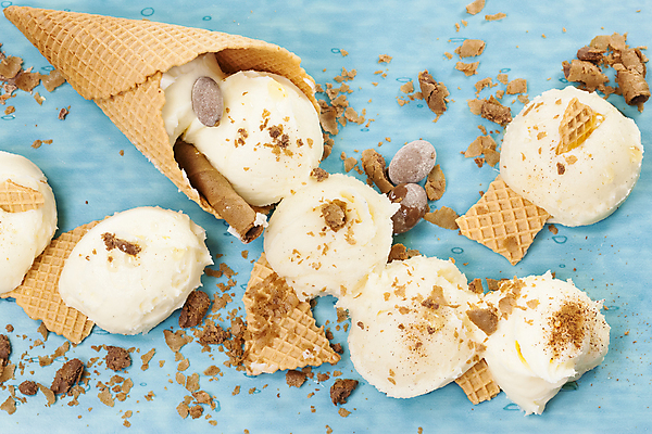 포토 JPG 해외이미지 계절 조각 백그라운드 공 탁자 아이스크림 디저트 사탕 사람없음 여름 파란색 갈색 우주 초콜릿 냉동 얼음 우유 추위 시골 신선 클래식 달콤 맛 매끈함 시원함 설탕 먹기 크림 국자 상쾌 부드러움 토핑 칼로리 원뿔 요거트 와플 내추럴 꼬투리 바닐라 여의주 개암 해외202004 해외포토 자연요소 도형 열매 감정 음식 컬러 가구 컨셉 모션 주방용품 유제품 감각 파일형식 이미지허브