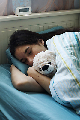 포토 JPG 해외이미지 계절 여자 겨울 베개 휴식 주택 건강 피곤 한명 사람 성인 약 쌓기 침실 고통 추위 침대 잠 열 질병 상처 담요 두통 위치 나쁜 돌봄 심각 증상 편두통 해외202004 해외포토 1 감정 가구 컨셉 의학 침구 모션 건물 파일형식 이미지허브