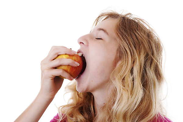 포토 JPG 해외이미지 음식 분홍색 포즈 과일 건강 한명 사람 10대 빨간색 금발 사과 먹기 토막 고립 해외202004 해외포토 1 헤어스타일 컬러 모션 청소년 파일형식 이미지허브