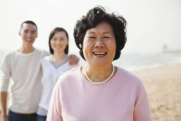 포토 JPG 해외이미지 긴머리 응시 여자 행복 할머니 여행 가족 휴가 손자 손녀 짧은머리 사랑 서기 미소 웃음 상반신 20대 야외 아웃포커스 가로 캐주얼 세명 컬러풀 중국 자유 흰색 해외202004 해외포토 헤어스타일 시선 옷 노년 남자 감정 아시아 컬러 컨셉 관계 모션 촬영기법 표정 사람 청년 손주 파일형식 이미지허브