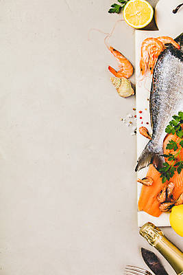 포토 JPG 해외이미지 조개 새우 도마 도마_주방용품 파슬리 사람없음 샴페인 레몬 향신료 날것 도미 연어 카피스페이스 해외202004 해외포토 채소 과일 주방용품 어패류 주류 갑각류 어류 공백 향미료 파일형식 이미지허브