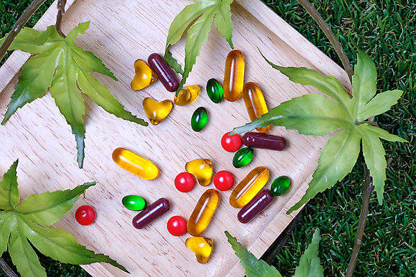 포토 JPG 해외이미지 음식 오렌지 건강 사람없음 빨간색 파란색 컬러풀 알약 약 노란색 상점 흰색 약국 암 알레르기 당뇨병 마약 복용 약사 해외202004 해외포토 컬러 과일 의학 질병 파일형식 이미지허브