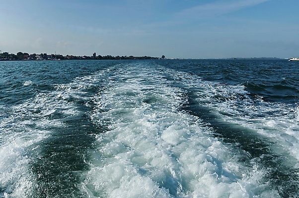 포토 JPG 해외이미지 유럽 파도 바다 여행 백그라운드 자연 하늘 풍경 사람없음 물 여름 파란색 여행객 이탈리아 보트 해외202004 해외포토 자연요소 계절 나라 컬러 배_교통 사람 생태계 파일형식 이미지허브