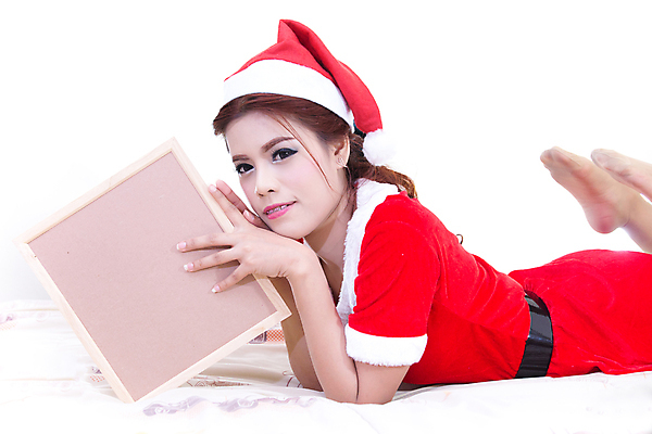 포토 JPG 해외이미지 백인 모델 여자 행복 얼굴 백그라운드 크리스마스 겨울 갈색머리 선물 한명 미소 사람 성인 빨간색 산타클로스 흰색 축하 해외202004 해외포토 서양인 1 헤어스타일 계절 기념일 감정 컬러 컨셉 표정 신체부위 파일형식 이미지허브