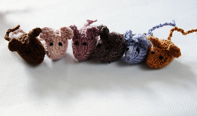 포토 JPG 해외이미지 동물 음식 백그라운드 컨셉 밥 아이디어 취미 사람없음 장난감 놀람 흰색 뜨개질 그룹 상품 쥐 작음 먹기 니트 흰배경 DIY 양모 핸드메이드 해외202004 해외포토 감정 컬러 상의 모션 표정 직물 설치류 크기 파일형식 이미지허브