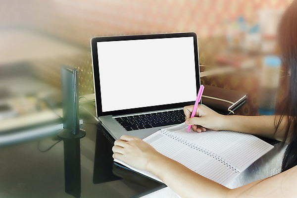 포토 JPG 해외이미지 학생 라이프스타일 여자 음악 노래 휴식 아이디어 한명 책 펜 우주 쪽지 헤드폰 공백 듣기 침대 기록 업무 배열 해외202004 해외포토 1 음향기기 가구 컨셉 모션 문화예술 사람 생활 필기구 작업 파일형식 이미지허브