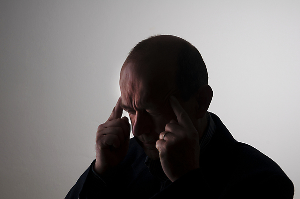 포토 JPG 해외이미지 백인 라이프스타일 남자 얼굴 백그라운드 비즈니스 스트레스 주택 실내 건강 피곤 한명 사람 앉기 성인 사무실 머리 고통 슬픔 흰색 표현 업무 비즈니스맨 좌절 질병 고민 두통 문제 우울증 트러블 편두통 해외202004 해외포토 서양인 1 감정 컬러 컨셉 의학 모션 내부 건물 생활 신체부위 작업 직장인 파일형식 이미지허브