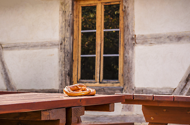 포토 JPG 해외이미지 전통 디자인 유럽 문화 음식 빵 백그라운드 컨셉 건축양식 창문 탁자 주택 아이디어 프레임 독일 사람없음 야외 목재 햇빛 갈색 식사 빵집 시골 대접 중세 황금 맛 아침식사 굽기 옛날 전국 절임 짠맛 페스츄리 브레첼 카피스페이스 바이에른사람 해외202004 해외포토 나무 건축 나라 컬러 가구 재료 디저트 건물 태양 상점 공백 역사 구이 파일형식 이미지허브