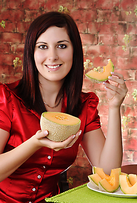 포토 JPG 해외이미지 접시 음식 과일 탁자 건강 한명 미소 사람 식탁보 신선 잡기 멜론 먹기 해외202004 해외포토 1 식기 가구 모션 표정 파일형식 이미지허브