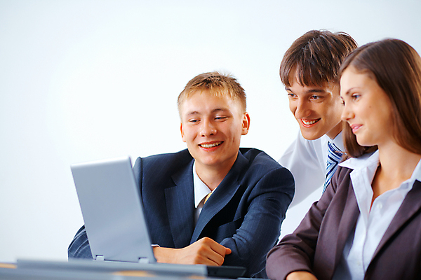 포토 JPG 해외이미지 백인 직업 손 응시 여자 남자 행복 얼굴 비즈니스 통신 성공 협력 노동자 함께함 미소 사람 성인 세명 노트북 머리 우정 흰색 비즈니스맨 비즈니스우먼 그룹 통일 해외202004 해외포토 서양인 시선 감정 컬러 컨셉 표정 신체부위 친구 전자제품 직장인 파일형식 이미지허브