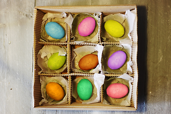 포토 JPG 해외이미지 전통 디자인 계절 분홍색 탁자 휴가 부활절 선물 이벤트 사람없음 목재 장식 파란색 상자 컬러풀 노란색 계란 축제 봄 축하 시원함 심볼 해외202004 해외포토 나무 기념일 컬러 가구 컨셉 재료 알 파일형식 이미지허브