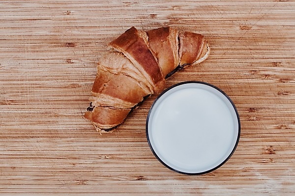 포토 JPG 해외이미지 접시 음식 빵 사람없음 야외 정원 초콜릿 우유 달콤 맛 아침식사 설탕 목판 해외202004 해외포토 식기 컨셉 디저트 유제품 식사 파일형식 이미지허브