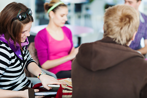 포토 JPG 해외이미지 학생 라이프스타일 여자 교육 남자 행복 교실 학교 미소 사람 소년 여러명 20대 성인 야외 책 친구 스터디 컴퓨터 청춘 공책 기쁨 작업 그룹 브레이크 대학교 긍정 해외202004 해외포토 감정 어린이 다수 컨셉 관계 문구용품 표정 청년 생활 전자제품 학습 파일형식 이미지허브