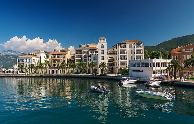 포토 JPG 해외이미지 유럽 바다 여행 요트 건축양식 자연 주택 파노라마 손바닥 풍경 해변 사람없음 건물 물 여름 도시풍경 반사 맑음 산책로 도시 만 보트 크루즈 지중해 기중기 휴양지 포트 스카이라인 몬테네그로 해외202004 해외포토 자연요소 건축물 손 계절 건축 나라 길 배_교통 날씨 촬영기법 장소 중장비 생태계 파일형식 이미지허브