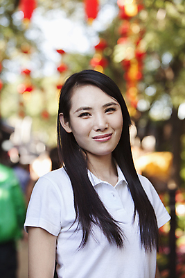 포토 JPG 해외이미지 긴머리 응시 여자 행복 거리 한명 서기 미소 20대 야외 아웃포커스 캐주얼 세로 컬러풀 믿음 중국 도시 수줍음 베이징 해외202004 해외포토 1 헤어스타일 시선 옷 감정 아시아 컬러 모션 촬영기법 표정 사람 청년 파일형식 이미지허브