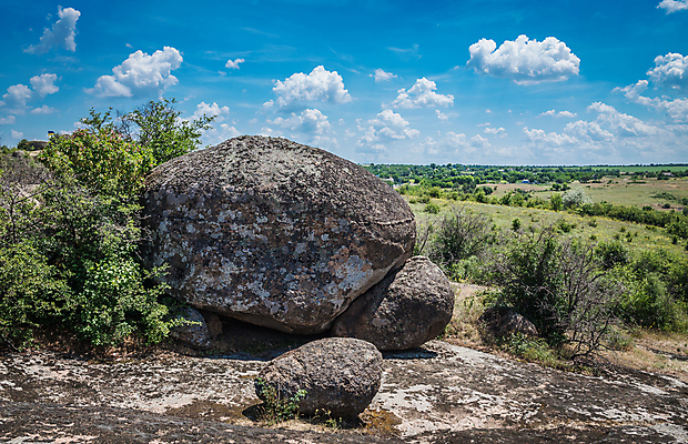 포토 JPG 해외이미지 나무 식물 공원 유럽 호수 여행 백그라운드 자연 하늘 산 풍경 사람없음 야외 물 여름 파란색 강 태양 환경 골짜기 계곡 바위 시골 틈 큼 돌산 발굴 언덕 호기심 우크라이나 지질학 채석 화강암 해외202004 해외포토 자연요소 계절 공공시설 교육 감정 나라 컬러 컨셉 암석 돌_바위 크기 생태계 파일형식 이미지허브