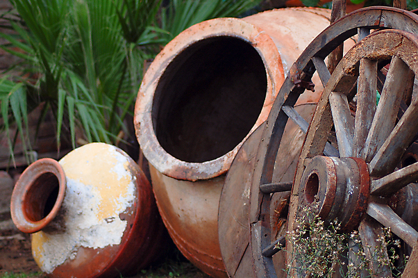 포토 JPG 해외이미지 전통 부분 교통시설 모션 미술 사람없음 목재 장식 갈색 마을 금속 정원 꽃병 수확 골동품 조끼 바퀴 항아리 도자기 원형 승차 컨테이너 복고 타이어 마차 토기 도예가 세기 옛날 카라반 핸드메이드 해외202004 해외포토 도형 나무 직업 꽃 산업 교통수단 컬러 교통 농업 재료 재질 문화예술 외투 용기_그릇 시설 캠핑카 파일형식 이미지허브