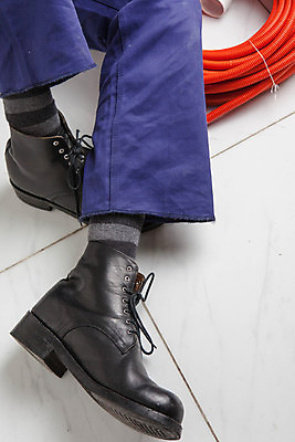 포토 JPG 해외이미지 백인 모델 직업 1 옷 백그라운드 신발 비즈니스 노동자 양말 바닥 한명 안전 사람 20대 세로 파란색 장비 도구 공구 스패너 업무 재산 수리 대야 조절 유지 건축업자 계약자 골절 배관공 옛날 해외202004 해외포토 서양인 건축 컬러 의학 청년 금융 작업 계약 파일형식 이미지허브