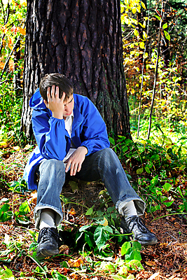 포토 JPG 해외이미지 나무 공원 남자 얼굴 셔츠 생각 자연 한명 사람 앉기 성인 야외 목재 10대 갈색 외침 슬픔 가을 흰색 청바지 울음 숲 향수 눈물 고민 걱정 싱글 긴장 우울감 트러블 혼란 혼자 해외202004 해외포토 식물 1 계절 공공시설 감정 컬러 컨셉 상의 재료 바지 모션 청소년 표정 신체부위 소리 화장품 생태계 파일형식 이미지허브